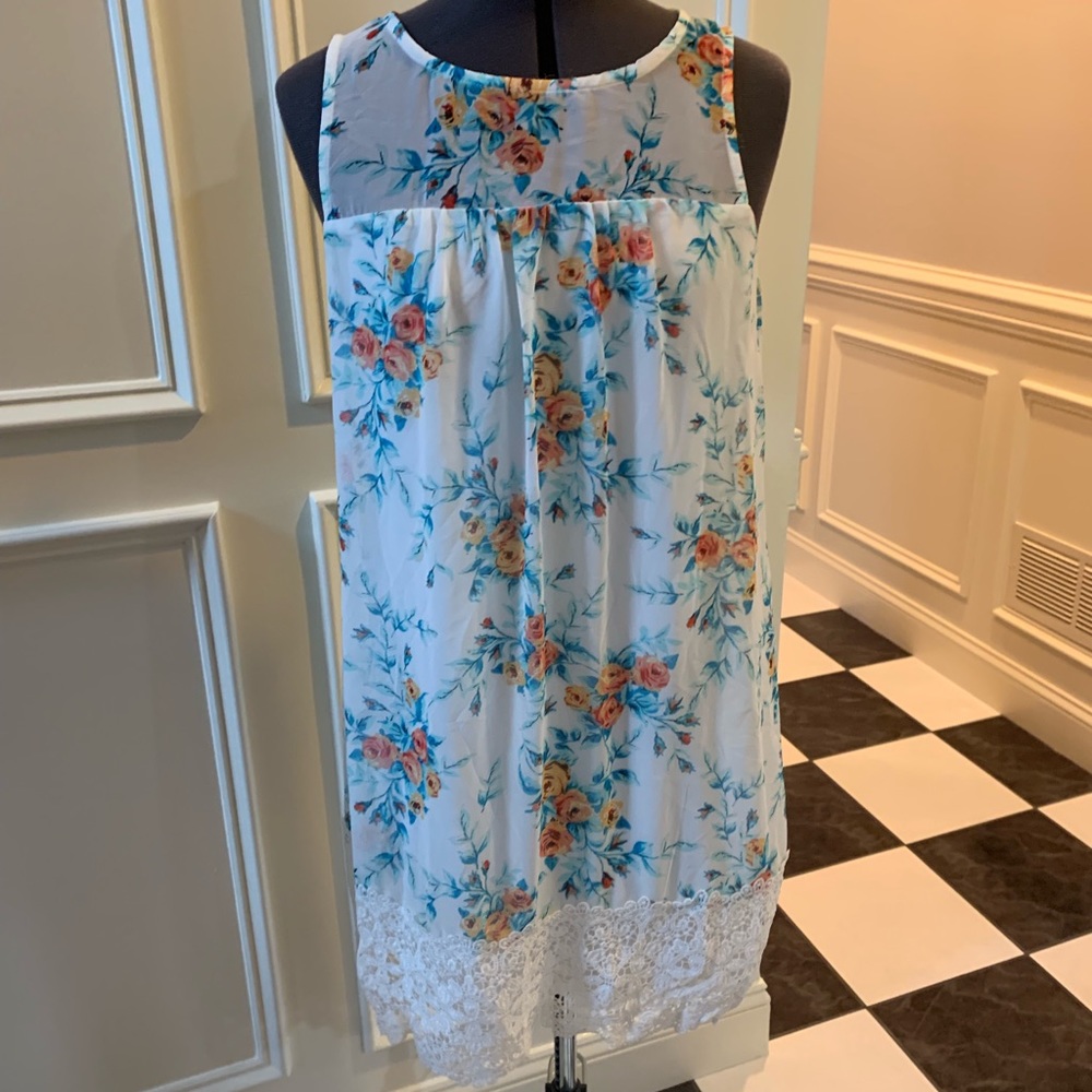 NWT! Beautiful Floral Dress!